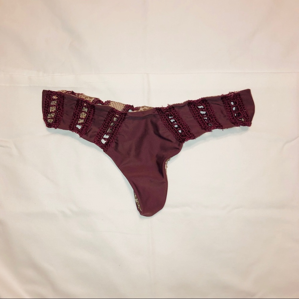 SOLD 💐 ACACIA • Merlot Chuns